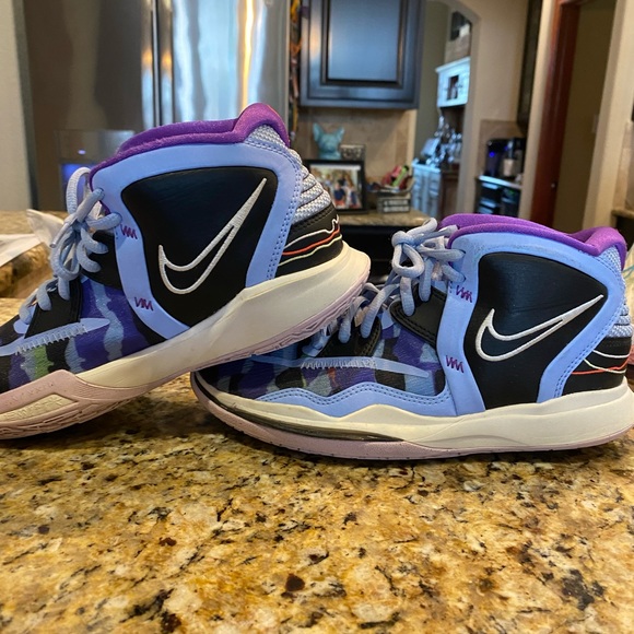 Nike Kyrie Infinity Youth (Aluminum) Basketball shoes. - Picture 1 of 5